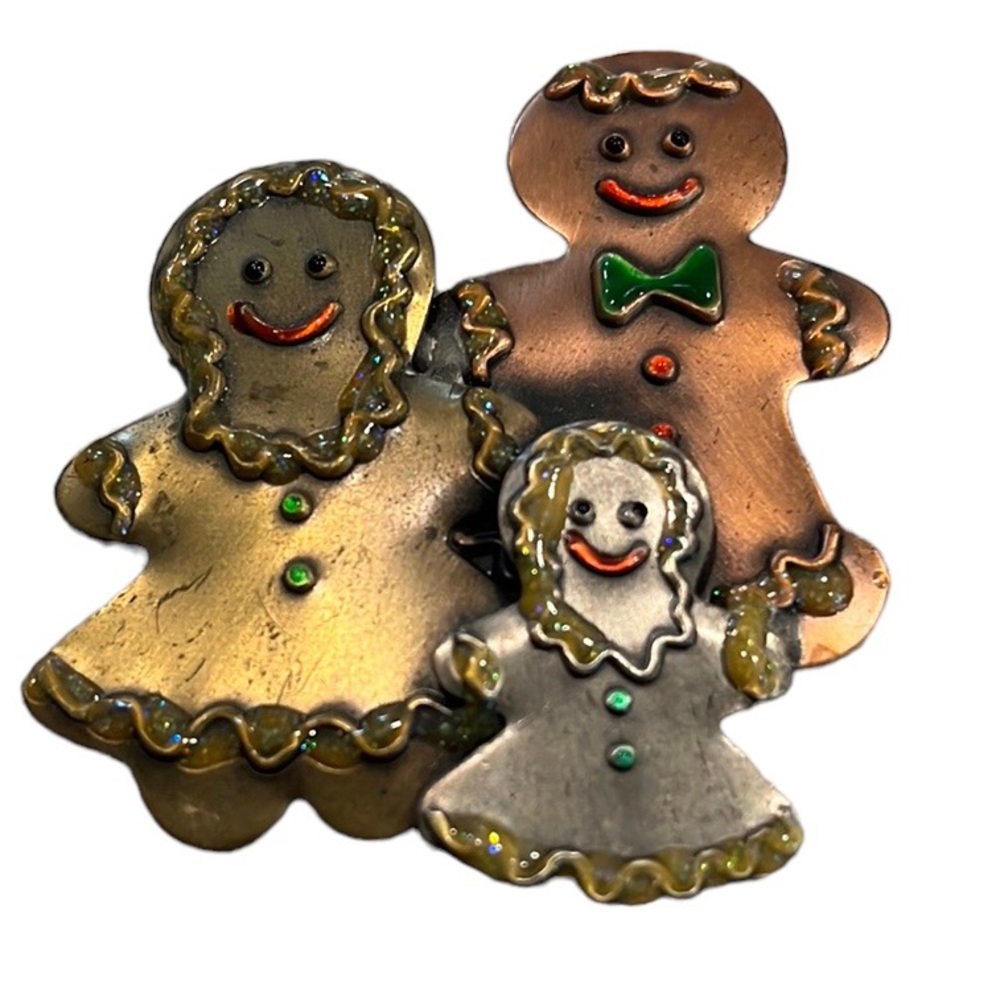VINTAGE TC GINGERBREAD FAMILY METAL BROOCH TRI COLOR